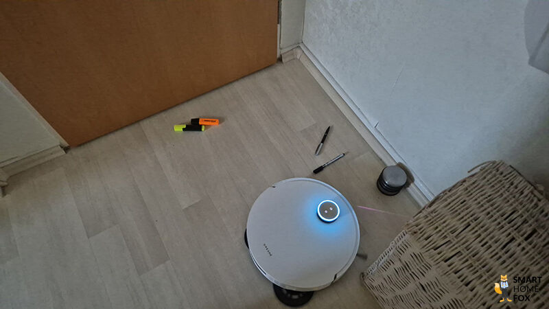 Der Dreame L50 Pro Ultra erkennt und umfährt ein Hindernis wie ein Kabel auf dem Boden.